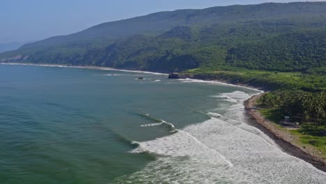 Antena:-Hermosa-Costa-Mexicana-Del-Pacífico-En-Un-Día-Tropical,-Olas-Rompiendo-En-El-Paraíso-De-La-Playa