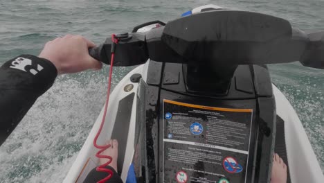 POV-Aufnahme-Eines-Jetskifahrers,-Der-über-Eine-Unruhige-See-Vor-Der-Küste-Von-Newquay-Fährt