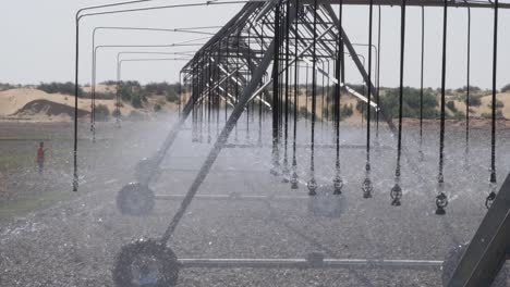 Center-Pivot-Irrigation-Sprinkler-System-Watering-Farm-Field-Crops-In-Punjab