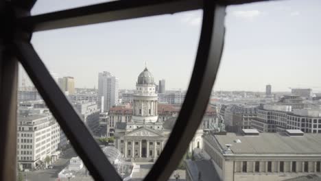 Zeitlupe:-Gendarmenmarkt-Mit-Dom-In-Berlin-Aus-Fenster-Gefilmt