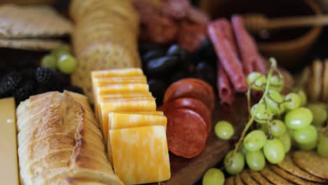 Honig,-Fleisch,-Cracker,-Käse-Und-Brot-Auf-Ausgefallener-Wurstwarentafel