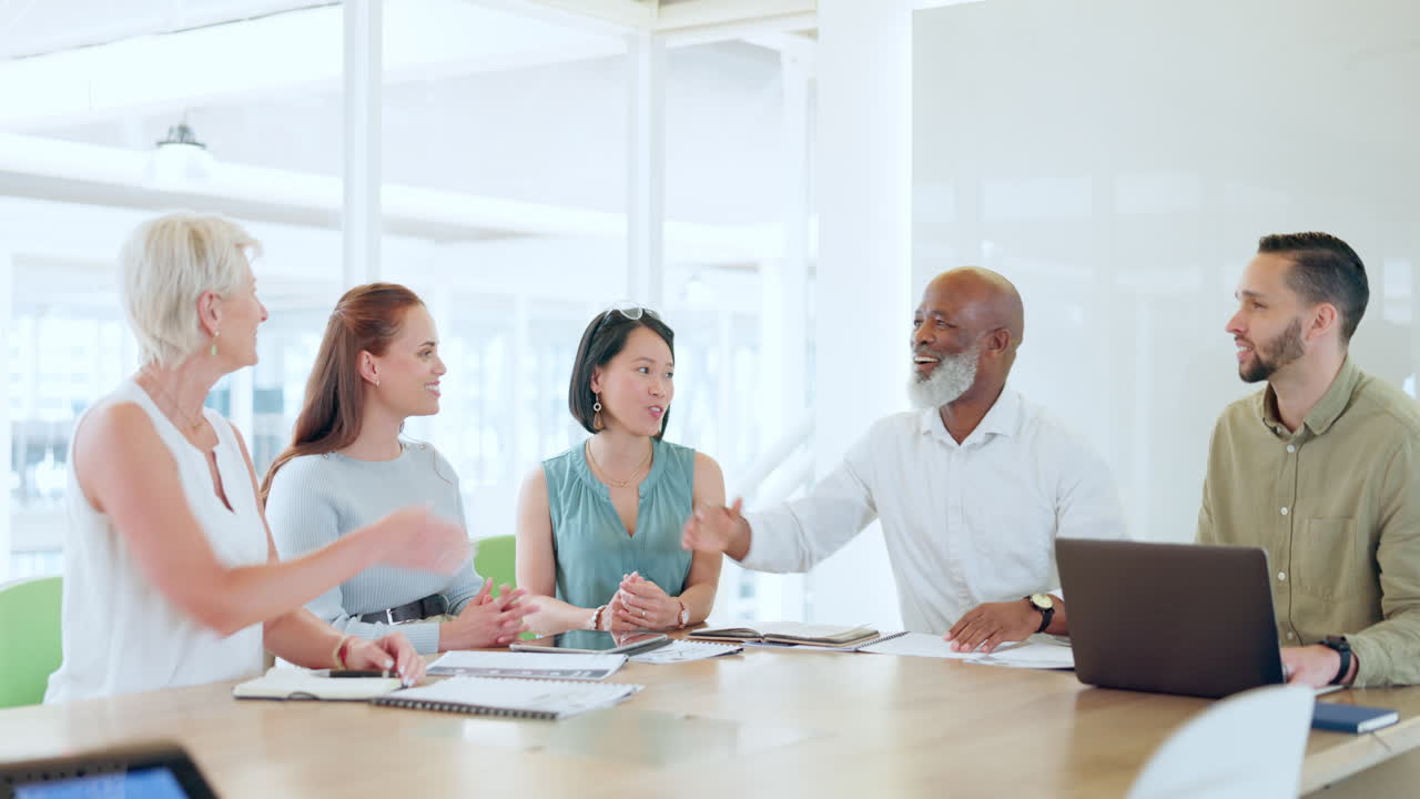 손을  ⁇ 고, 비즈니스와 만나고 파트너십을 맺는 것