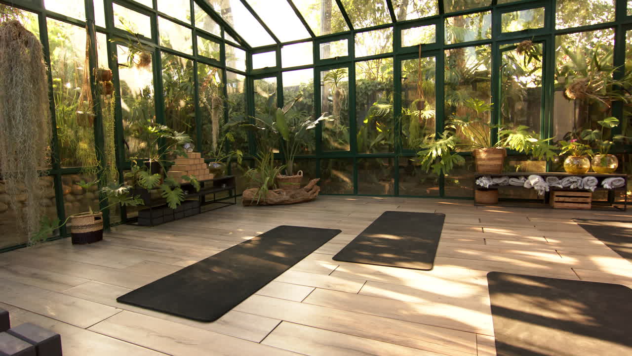 Yogamåtter i glashus, klar til afslappende og foryngende yogasession
