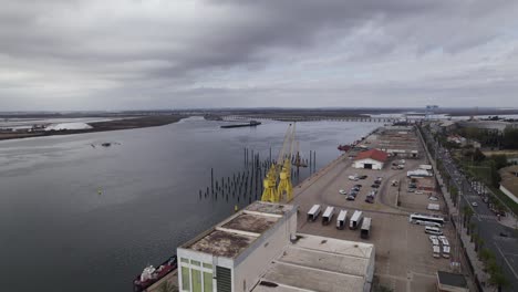 Arco-Aéreo-En-El-Puerto-De-Huelva-En-España-En-El-Río-Odiel,-Día-Nublado