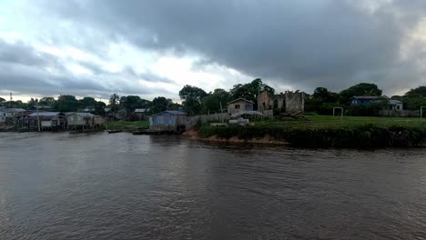 Pueblo-De-La-Comunidad-En-La-Orilla-Del-Río-Amazonas-Tribu-India-Aislada-De-Amazonia-Brasil