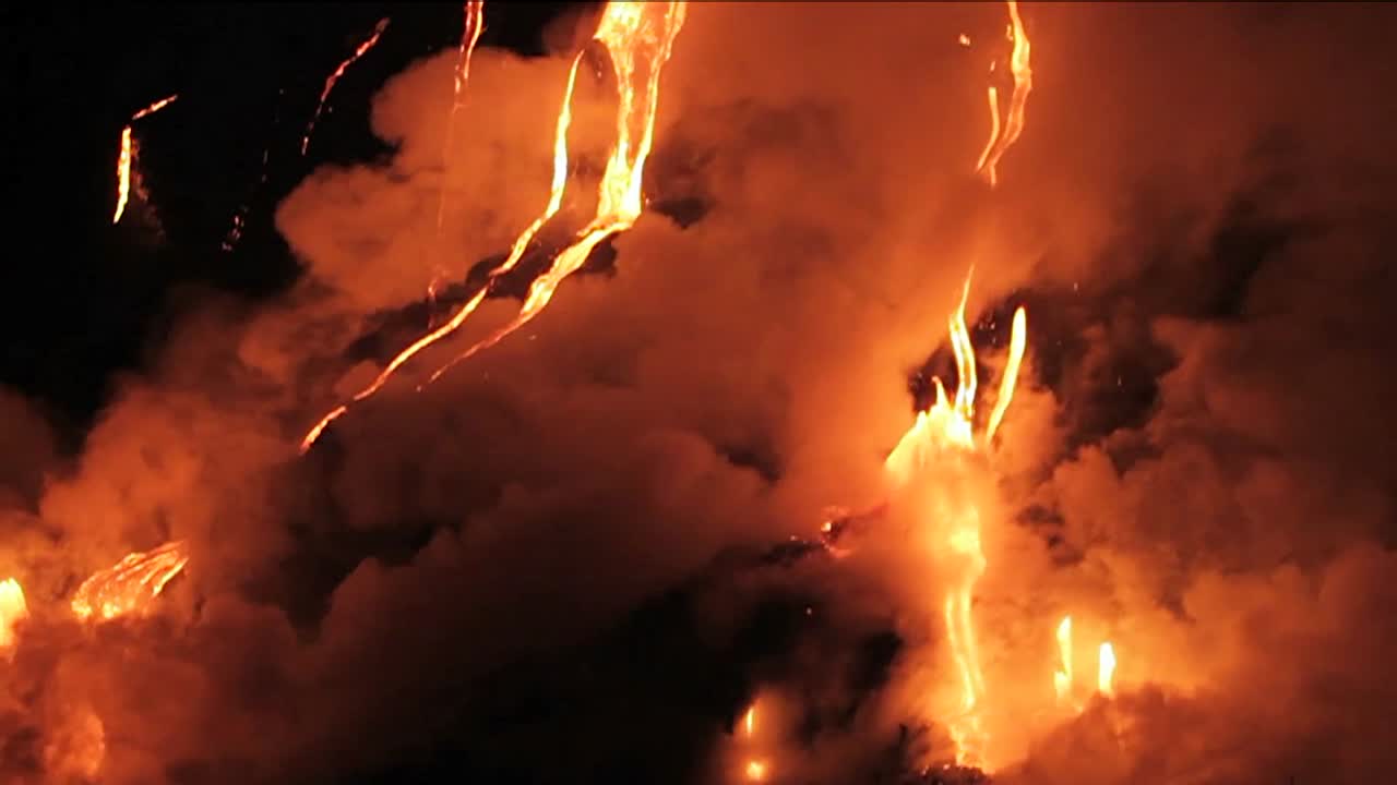 화산에서 바다로 흐르는 장엄한 야간 용암 3