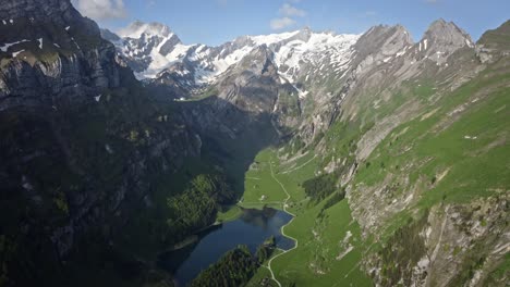 Erstaunliches-üppiges-Grünes-Tal-Mit-Bergen,-Die-Sich-An-Einem-Klaren,-Schönen-Tag-Darüber-Erheben
