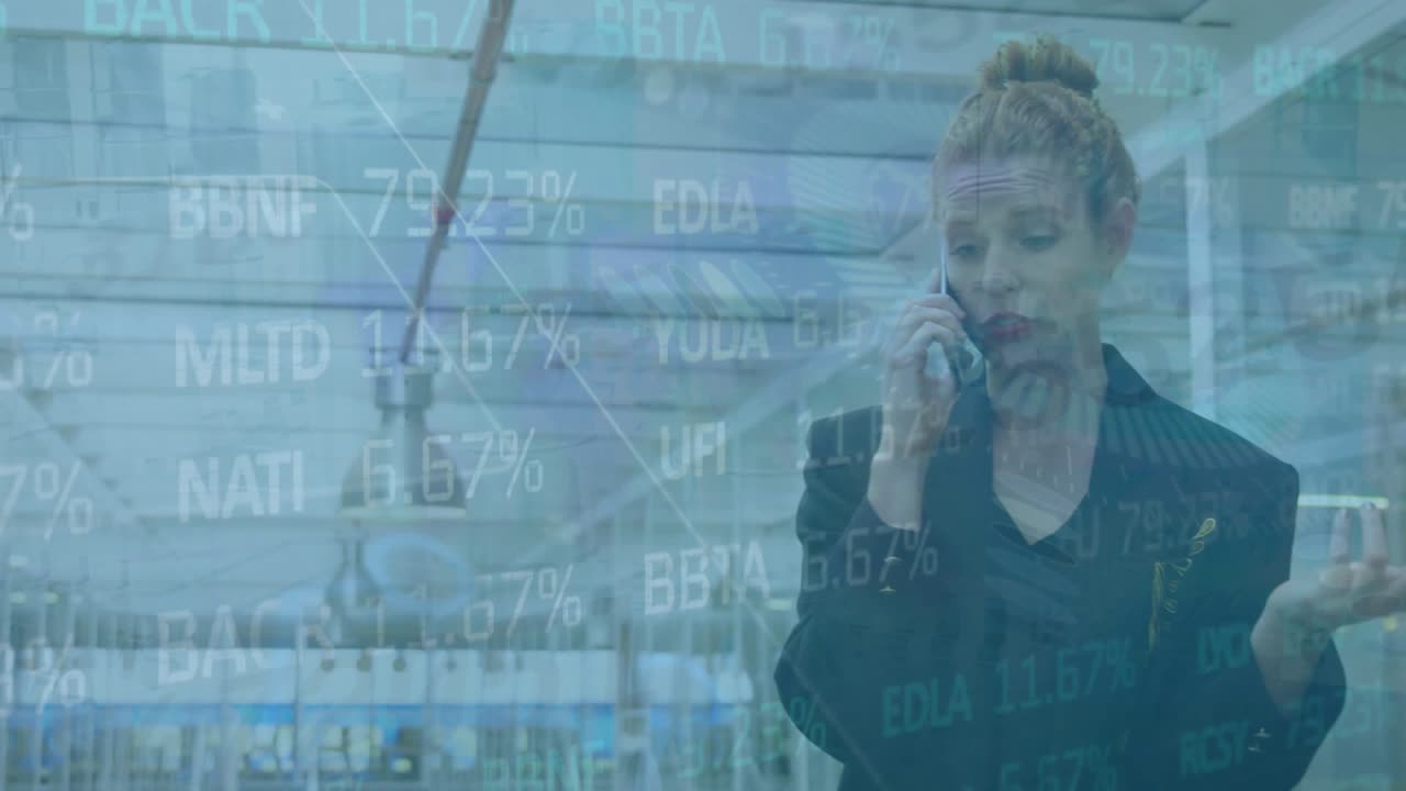 Animazione di elaborazione dati di borsa su una donna d'affari caucasica che parla allo smartphone.