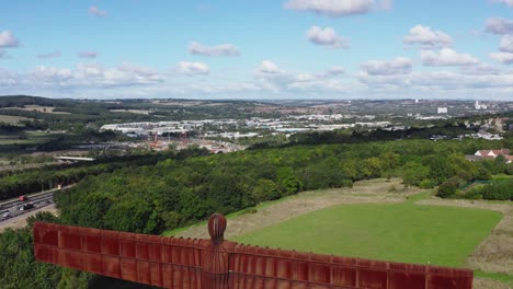 disparo de dron que revela el ángel del norte con newcastle upon tyne en el fondo en el noreste de inglaterra