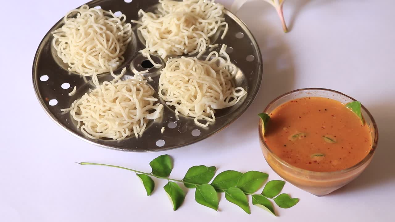 noolappam-idiyappam-fideos de arroz, un popular plato tradicional de desayuno de kerala cocinado al vapor con curry gramo de bengala negro picante en casa flotante, alleppey, india