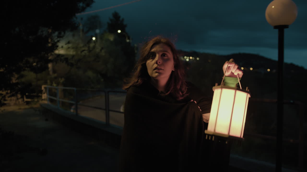 одинокие женщины ходят по ночам в темноте, боясь, что их будут преследовать преступники.