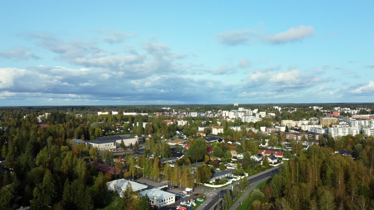 Ilmakuva Keravan kaupungista Etelä-Suomessa. Rauhallinen paikkakunta aurinkoisena päivänä, horisontissa pilviä.