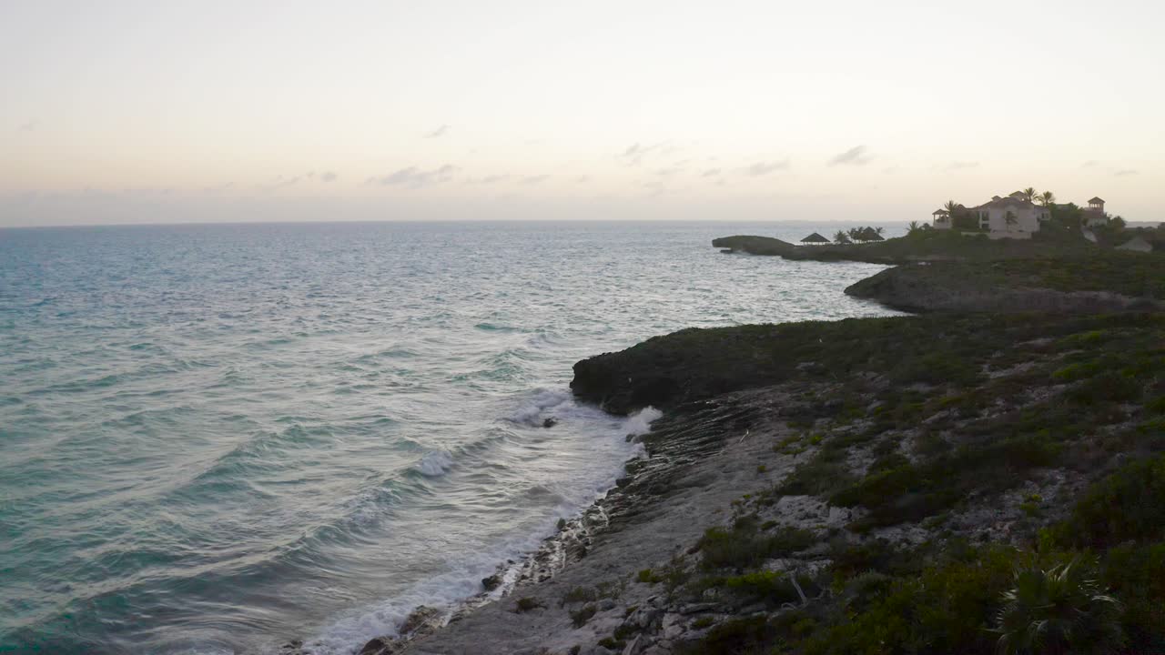 toma aérea de drones de una hermosa isla en turcas y caicos al atardecer