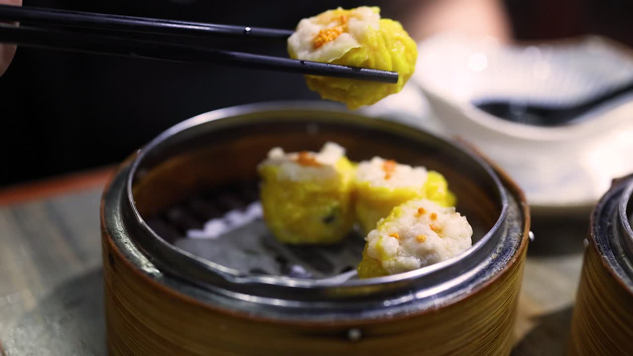 palillos para comer recogiendo albóndigas del vapor de bambú