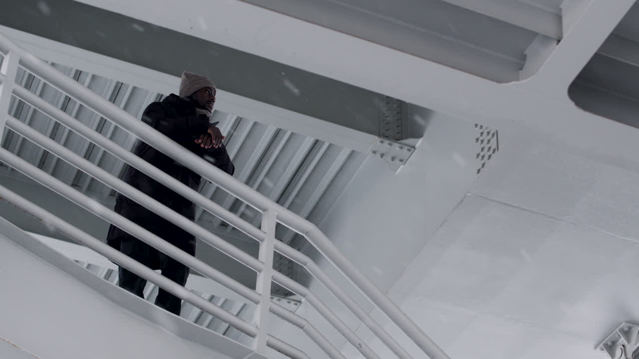 грустный человек на вершине лестницы