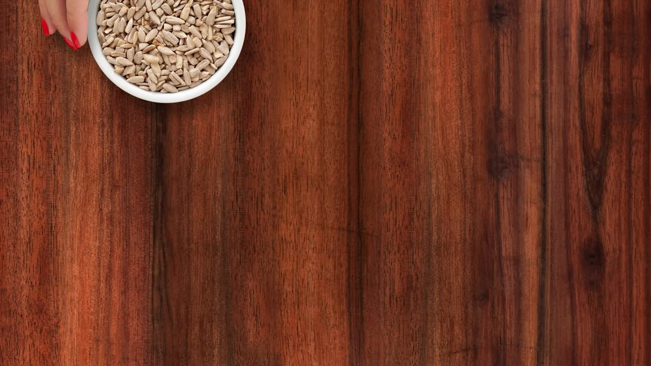 ofreciendo semillas de girasol peladas