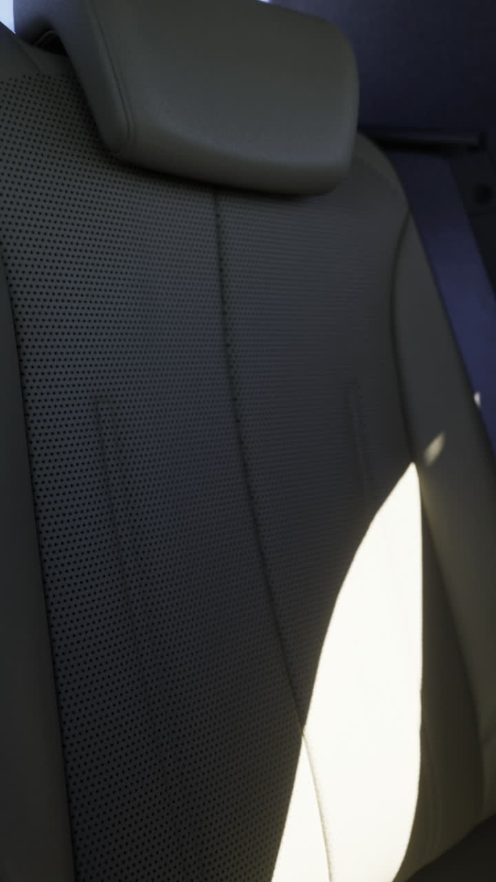 Interior de un coche moderno con detalles iluminados en el asiento trasero bajo la luz del sol