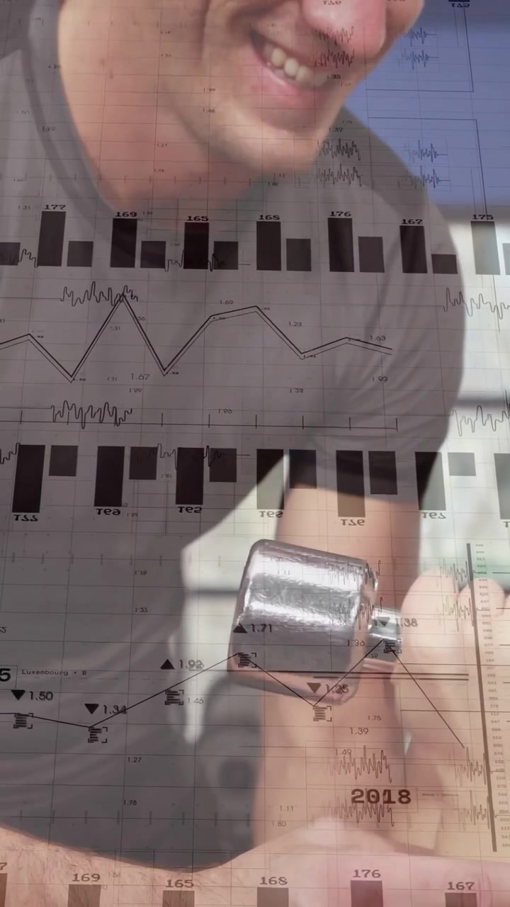 Allenatore che guida un cliente mentre inizia un curl con manubri in palestra, con sovrapposizione di grafici animati che tracciano le metriche della forma.