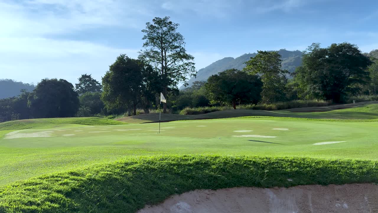 울창한 초록색 골프장에서 골퍼의 스