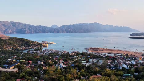 ciudad de coron con los acantilados de la isla de coron y el mar durante la puesta de sol en filipinas