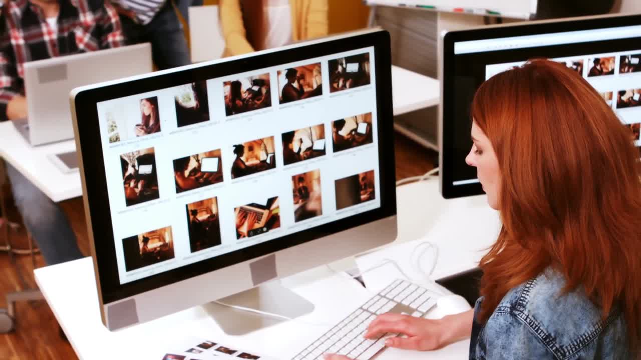 diseñadora gráfica que trabaja en la computadora