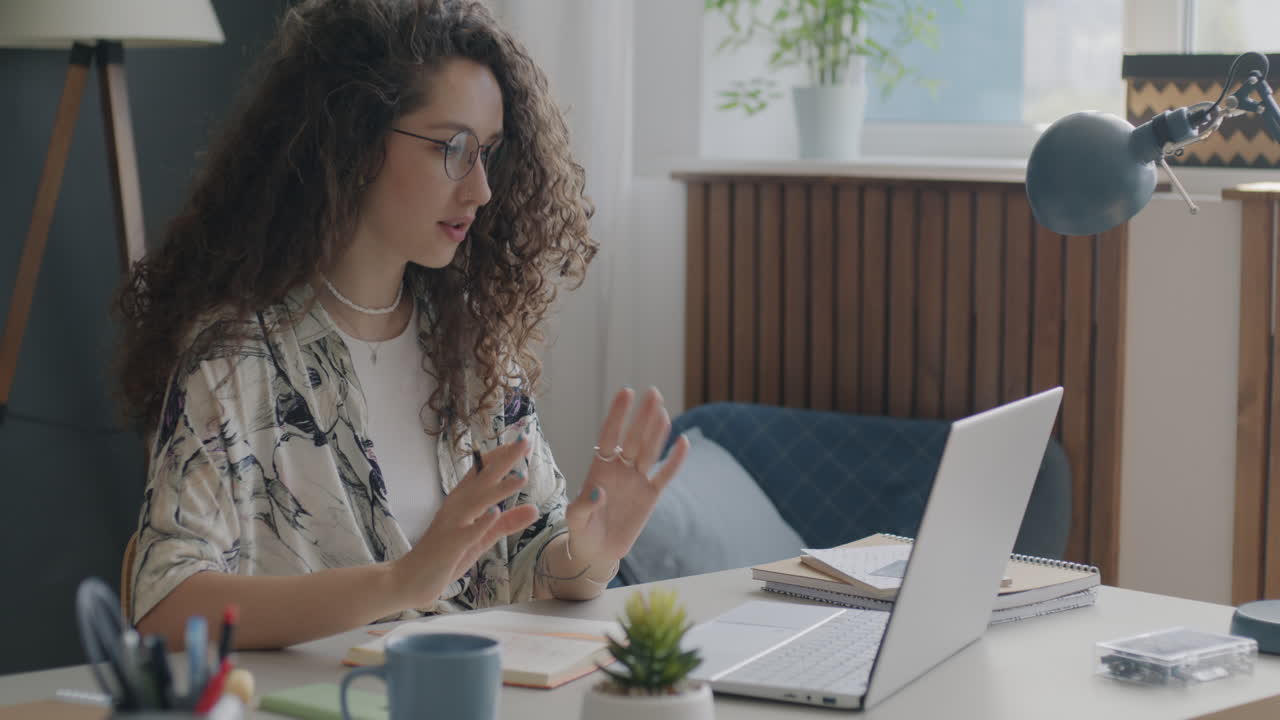 Mujer trabajando desde casa en una computadora portátil