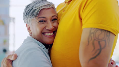 cara, abrazo y feliz pareja de ancianos