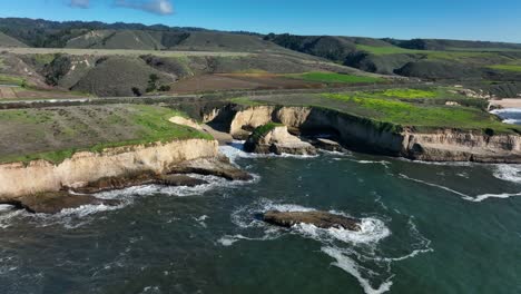 Vista-Aérea-De-Shark-Fine-Cove-A-Lo-Largo-De-La-Autopista-1,-Daven-Port-California