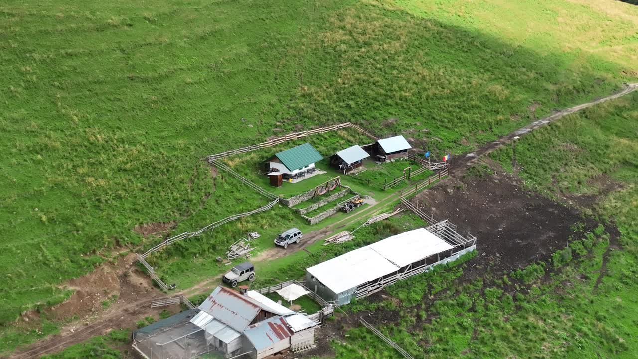 루마니아 시나이아 의 산 에 있는 마을 의 항공 영상