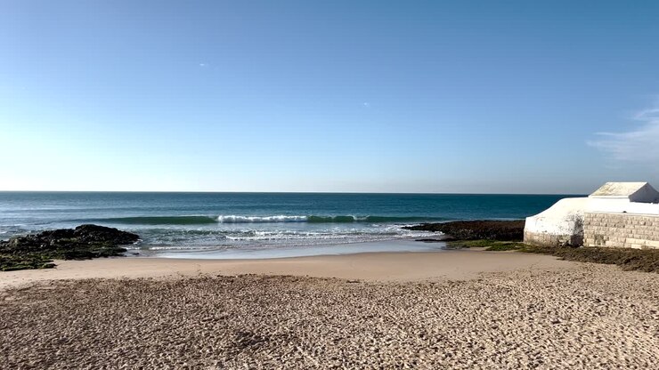 Blick auf den Strand von Cascais, sonniger Tag, Portugal.