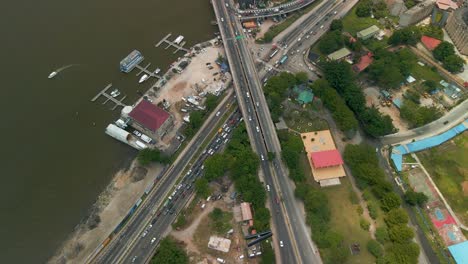 tráfico y paisaje urbano de la isla victoria, lagos, nigeria con el puente falomo, la facultad de derecho de lagos y la torre del centro cívico