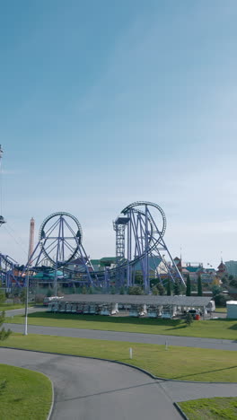 parque de atracciones con montañas rusas