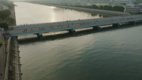 Erstaunliche-Drohnenschwenkaufnahme-Einer-Brücke-Während-Des-Sonnenuntergangs