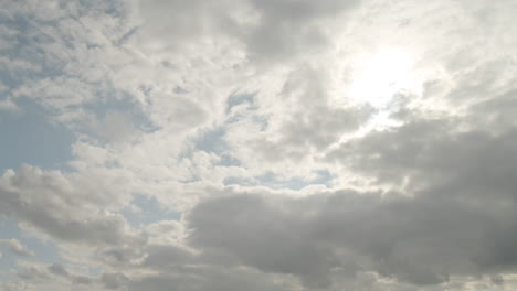 Sonne-Scheint-Durch-Schönen-Bewölkten-Blauen-Himmel