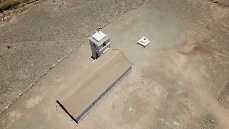 presenciar la impresionante belleza del oasis escondido de atacama como una pequeña iglesia ubicada en un valle es capturada en impresionantes imágenes de drones, mostrando su sereno esplendor desde arriba