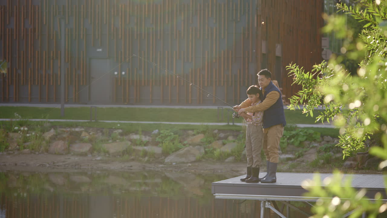 아버지와 아들이  ⁇ 시하고 있습니다.