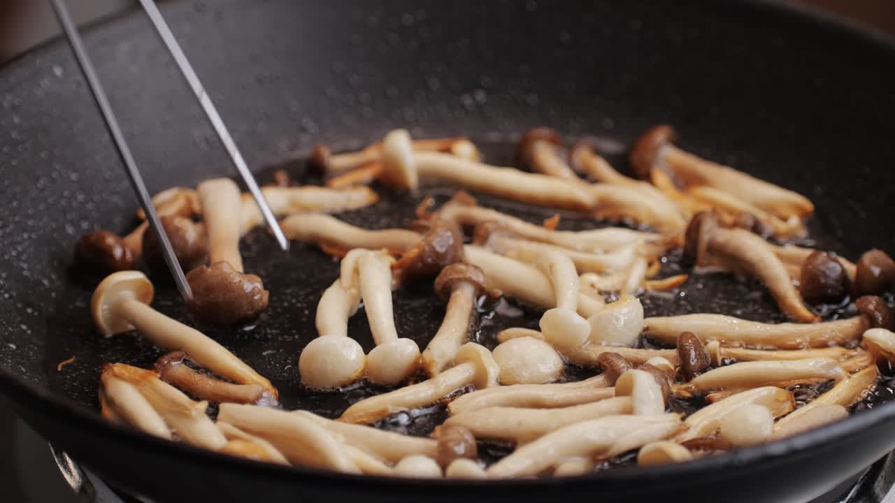freír setas en una sartén