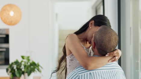 pareja besándose y abrazándose