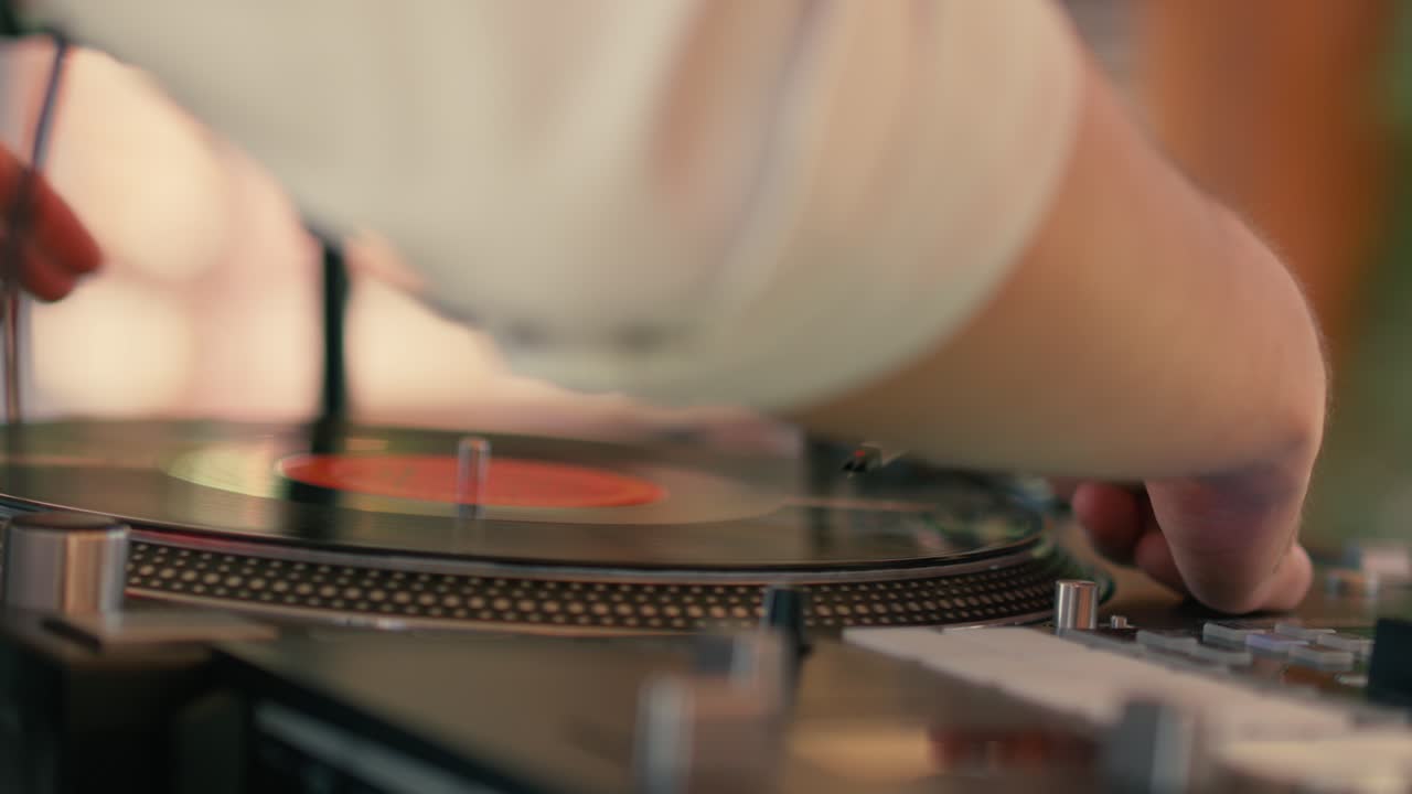 DJ soittaa vinyylilevyä levysoittimella.