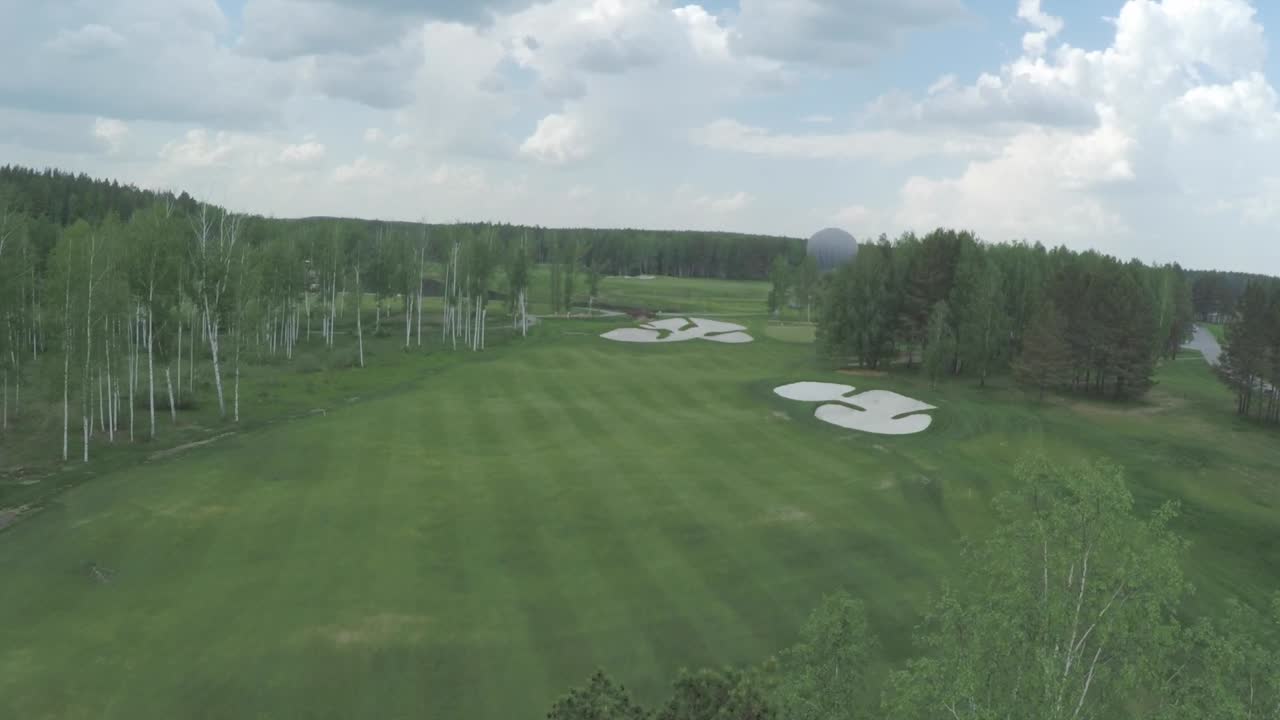 숲 속 의 골프 코스 의 공중 풍경