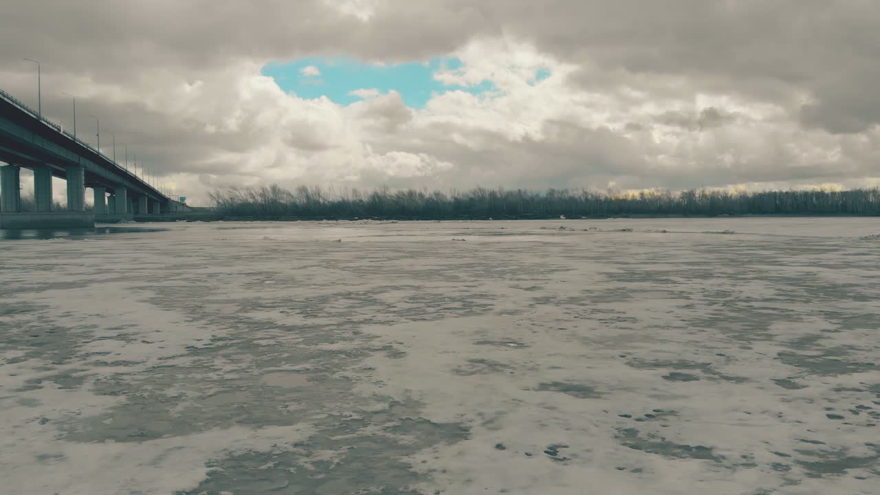 겨울 강과 나무와 하늘 공중에 대한 현대적인 다리