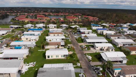 video de drones de 4k de casas móviles devastadas por el huracán ian en puerto norte, florida - 14