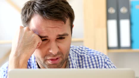 hombre cansado durmiendo en el trabajo