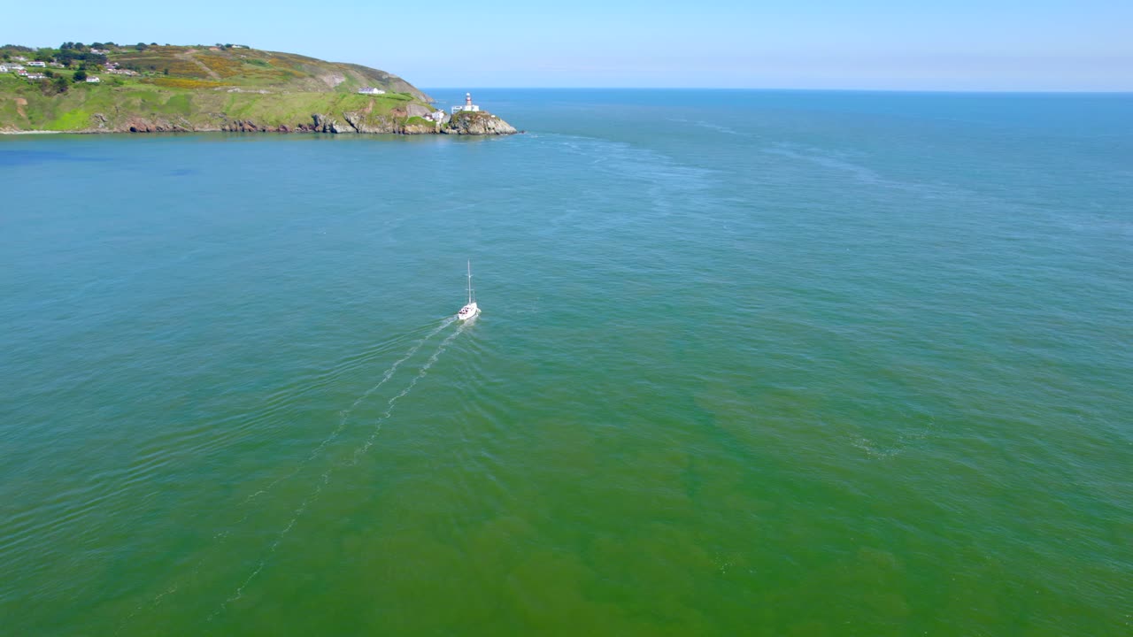 절벽 위의 등대로 향하는 범선의 공중 전망