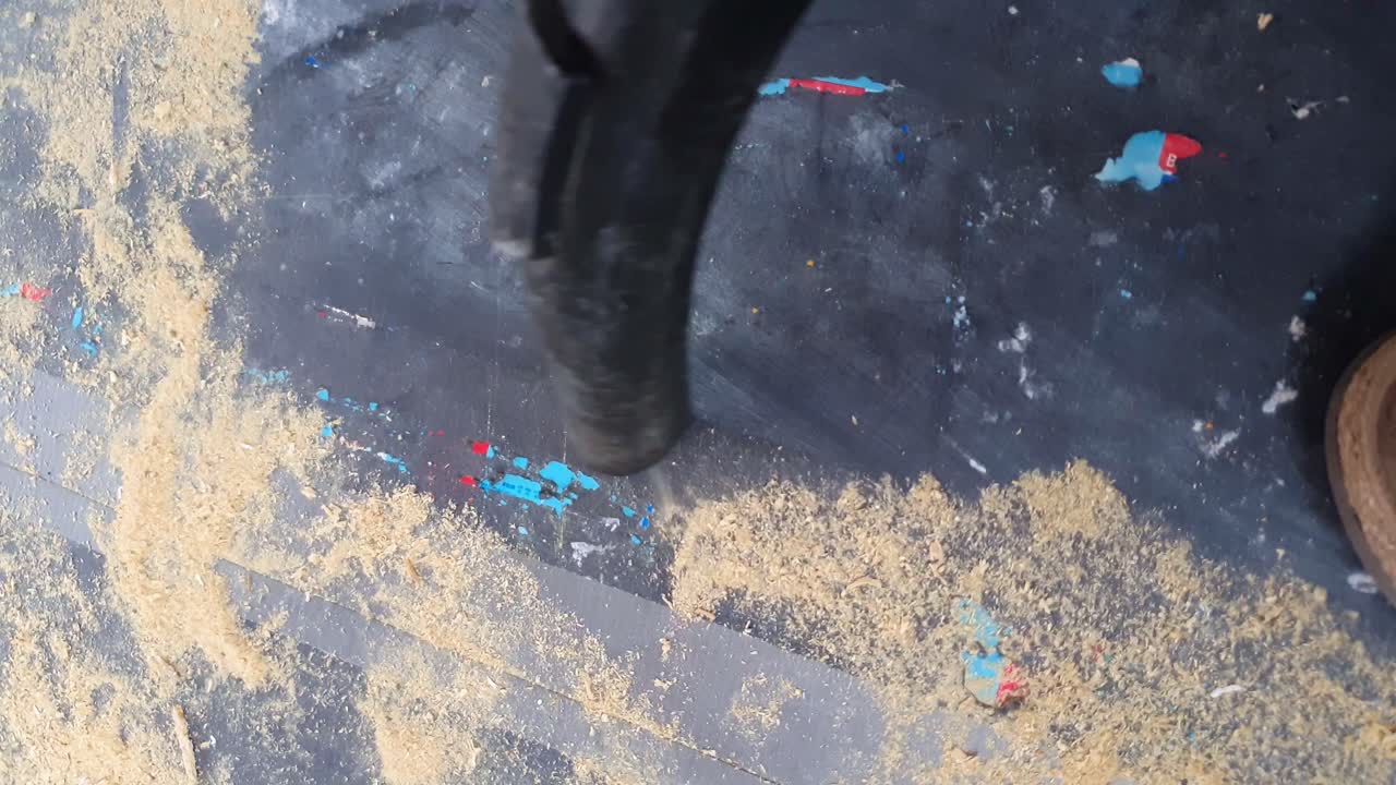 흙과 먼지를 빨아들이는 진공 호스를 닫습니다.