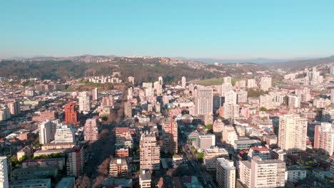 Vista-Aérea-De-Viña-Del-Mar,-Chile-Con-Edificios-Altos-En-El-Centro-Turístico-Durante-El-Día