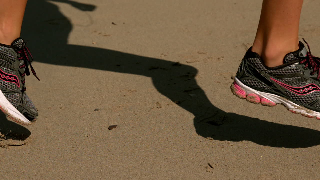 mujer corriendo por la arena