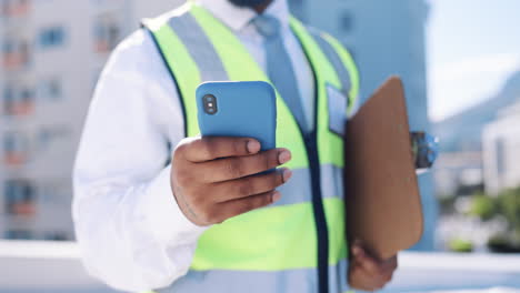 Ingeniero,-Construcción-Y-Manos-Escribiendo-En-El-Teléfono