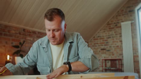 hombre montando muebles de madera