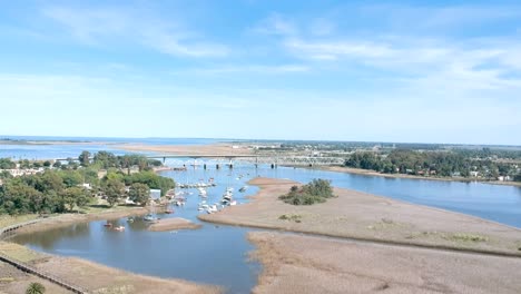 Stadtlandschaft-–-Drohnenansicht-März-2021:-–-Drohne-Steigt-über-Die-Brücke,-Die-Eine-Kleine-Stadt-In-Santa-Lucia-Verbindet